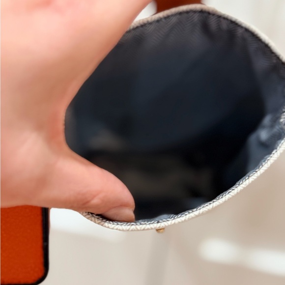 UPCYCLED HERMÈS DUST BAG
PHONE POUCH + air pod holder and gift bag - Picture 11 of 14